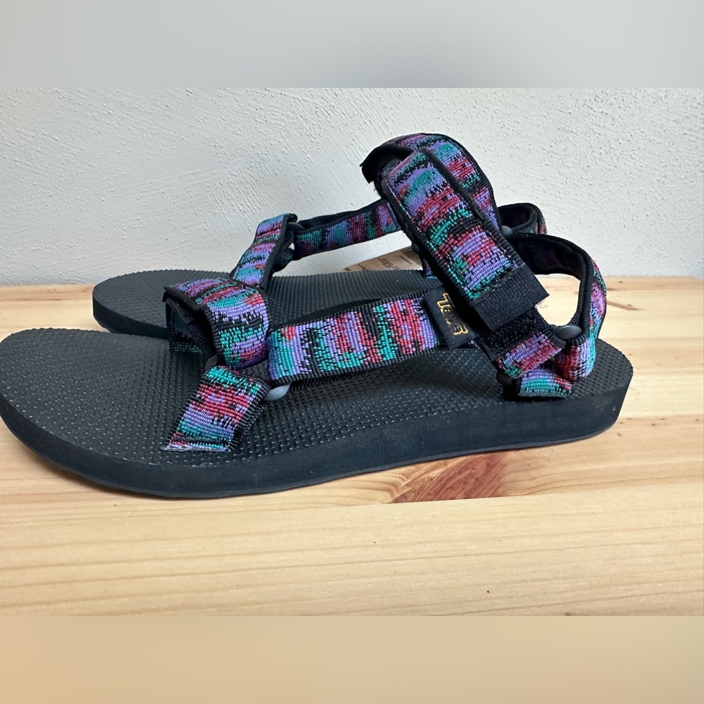 Teva Original Universal Sandals in Color Rhubarb. Size Women’s 8z